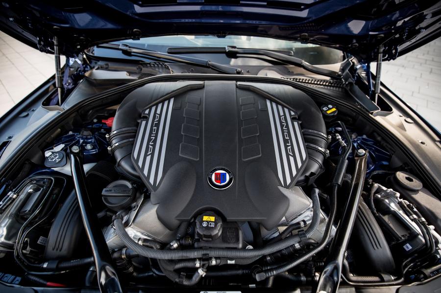 Моторный отсек Alpina B5 Bi-Turbo Limousine Edition 50 (F10) 2015 года  (фото 24 из 26)
